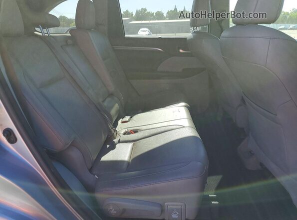 5TDDZRFH2JS824072 2018 TOYOTA HIGHLANDER Silver Rear interior view
