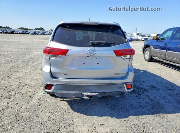 5TDDZRFH2JS824072 2018 TOYOTA HIGHLANDER Silver Rear view