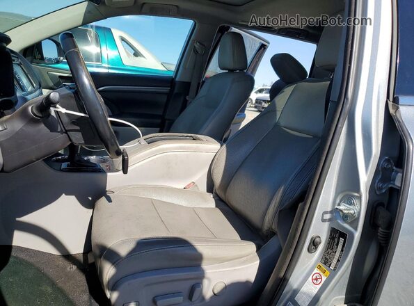 5TDDZRFH2JS824072 2018 TOYOTA HIGHLANDER Silver Front interior view