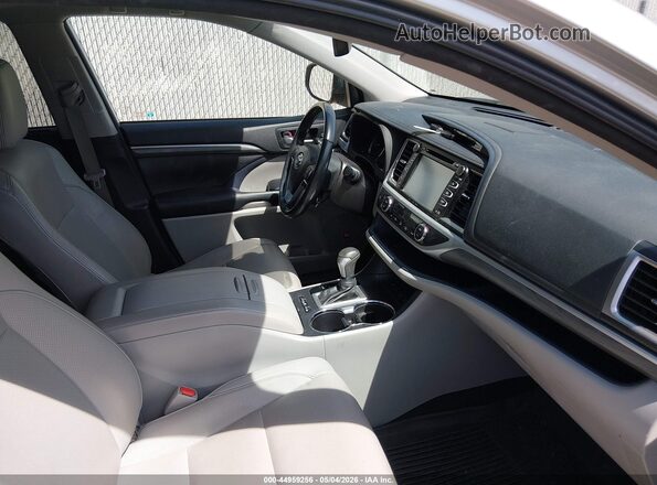 5TDDZRFH3JS835663 2018 TOYOTA LIMITED Серебряный Вид салона спереди