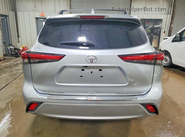 5TDFZRBH9LS043647 2020 TOYOTA HIGHLANDER Серебряный Вид сзади
