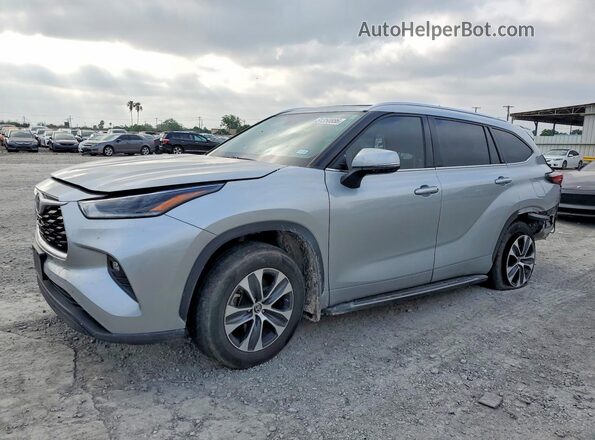 5TDGZRBH4MS103999 2021 TOYOTA HIGHLANDER Silver Vista tres cuartos delantera izquierda