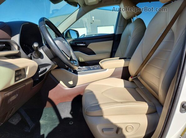 5TDHZRBH5MS551589 2021 TOYOTA LE Белый Вид салона спереди