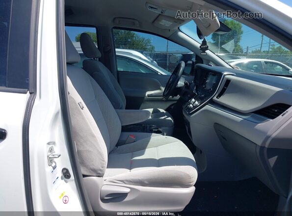 5TDJZ3DC3JS202605 2018 TOYOTA SIENNA White წინა სალონის ხედი