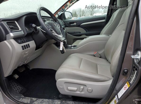 5TDJZRFH0HS422984 2017 TOYOTA LE Серебряный Вид салона спереди
