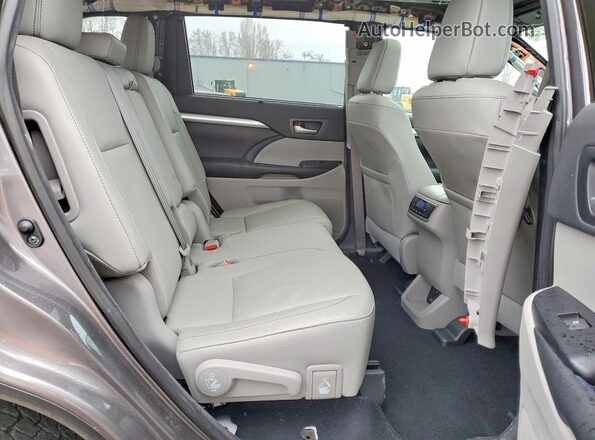 5TDJZRFH0HS422984 2017 TOYOTA LE Серебряный Вид задней части салона