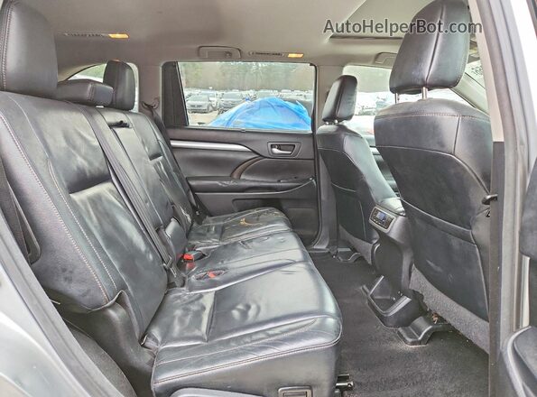 5TDJZRFH0JS539888 2018 TOYOTA HIGHLANDER Silver Rear interior view
