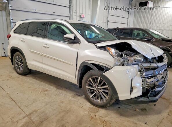 5TDJZRFH1JS811767 2018 TOYOTA LE Белый Передняя правая четверть