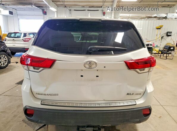 5TDJZRFH1JS811767 2018 TOYOTA LE Белый Вид сзади