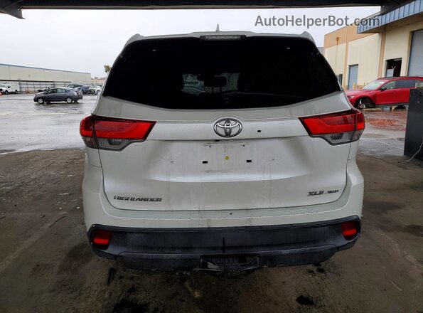 5TDJZRFH1JS902960 2018 TOYOTA HIGHLANDER White უკანა ხედი