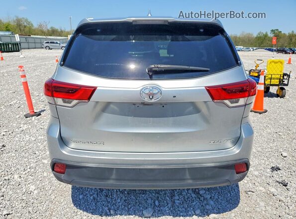 5TDJZRFH2HS438801 2017 TOYOTA HIGHLANDER Серебряный Вид сзади
