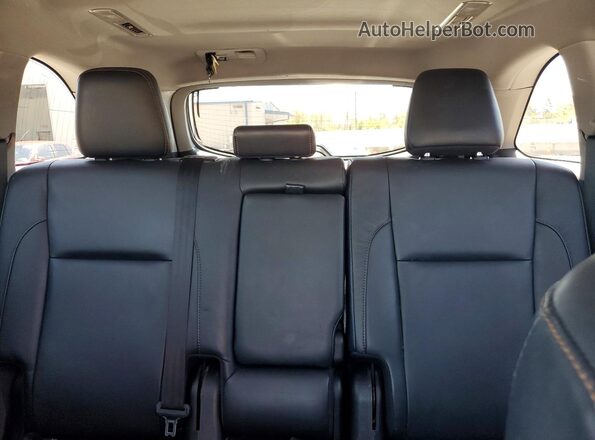 5TDJZRFH2HS438801 2017 TOYOTA HIGHLANDER Серебряный Вид задних сидений