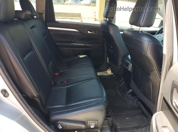 5TDJZRFH2HS438801 2017 TOYOTA HIGHLANDER Серебряный Вид задней части салона