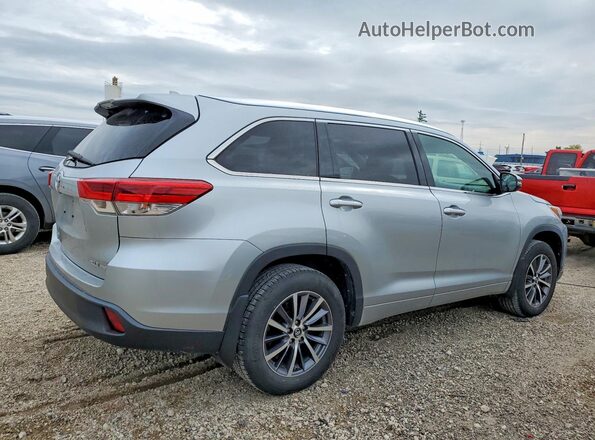 5TDJZRFH2JS523403 2018 TOYOTA HIGHLANDER Silver Trasero derecho