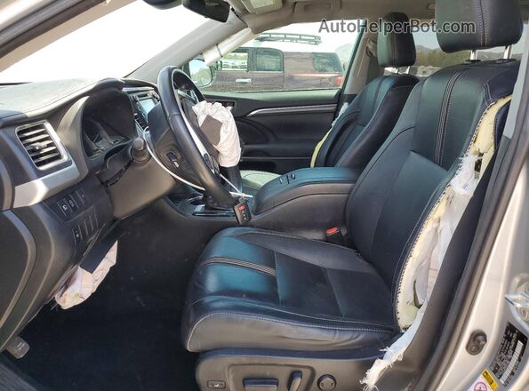 5TDJZRFH5HS413990 2017 TOYOTA HIGHLANDER Серебряный Вид салона спереди