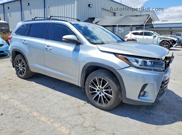 5TDJZRFH5HS413990 2017 TOYOTA HIGHLANDER Серебряный Передняя правая четверть