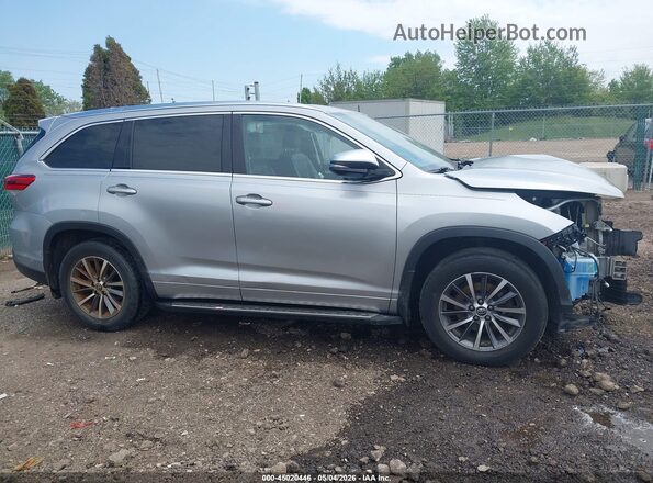 5TDJZRFH6HS369529 2017 TOYOTA LE Серебряный Вид задней части салона
