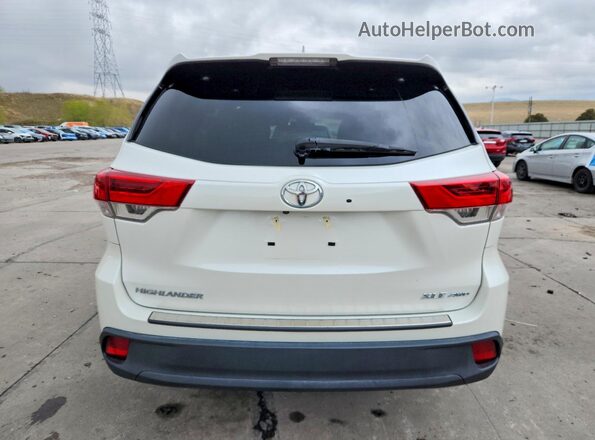 5TDJZRFH6JS875674 2018 TOYOTA HIGHLANDER Белый Вид сзади