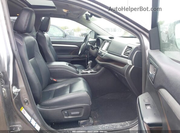 5TDJZRFH7HS435151 2017 TOYOTA LE Серый Вид салона спереди