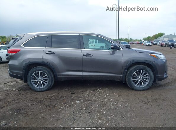 5TDJZRFH7HS435151 2017 TOYOTA LE Серый Вид задней части салона