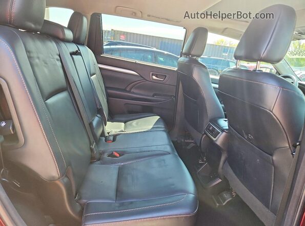5TDJZRFH7JS818769 2018 TOYOTA HIGHLANDER Бордовый Вид задней части салона