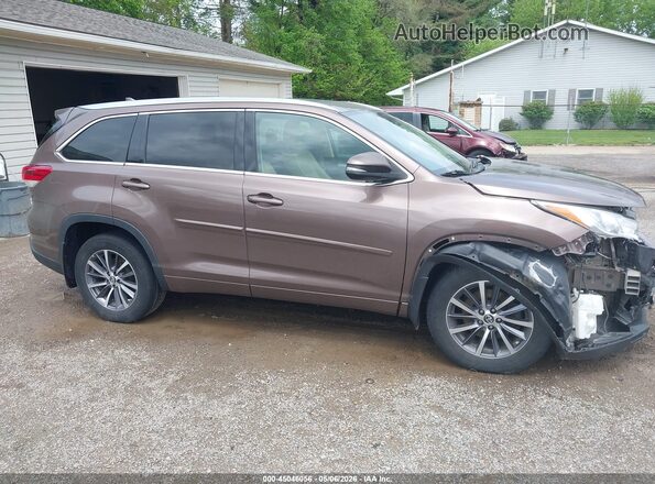 5TDJZRFH8HS474864 2017 TOYOTA LE Оранжевый Вид задней части салона