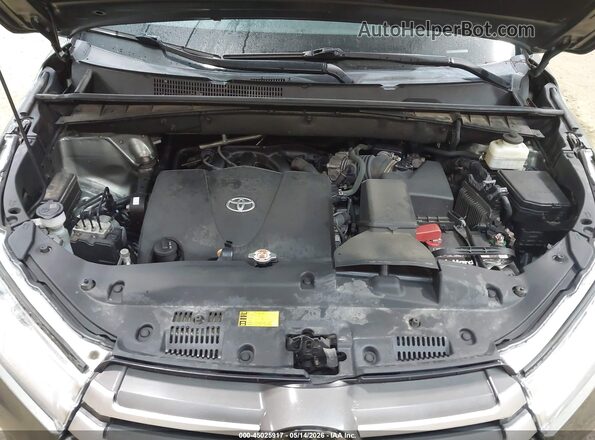 5TDJZRFH8JS891021 2018 TOYOTA LE Green Vista trasera