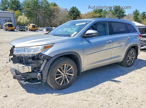 5TDJZRFH9JS546872 2018 TOYOTA HIGHLANDER Silver Przód lewy