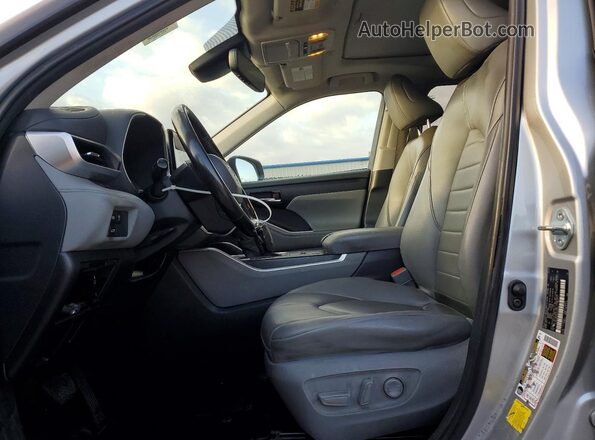 5TDKDRAH1PS018780 2023 TOYOTA LE Silver Widok wnętrza z przodu