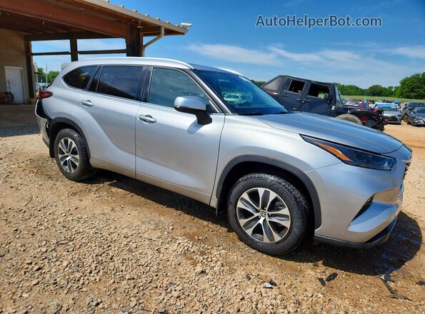 5TDKDRAH3PS525390 2023 TOYOTA HIGHLANDER Серебряный Передняя правая четверть