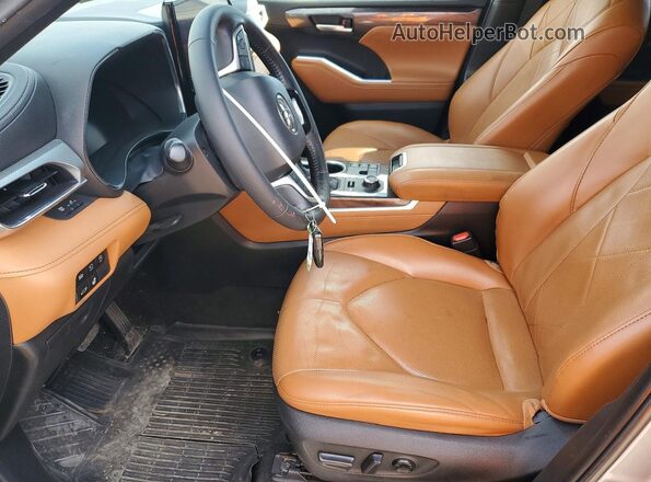 5TDKDRBH7PS519283 2023 TOYOTA HIGHLANDER Серебряный Вид салона спереди