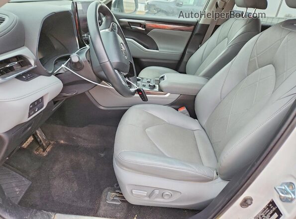 5TDKDRBHXPS039111 2023 TOYOTA HIGHLANDER Белый Вид салона спереди