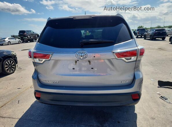 5TDKKRFH8GS151986 2016 TOYOTA HIGHLANDER Серебряный Вид сзади