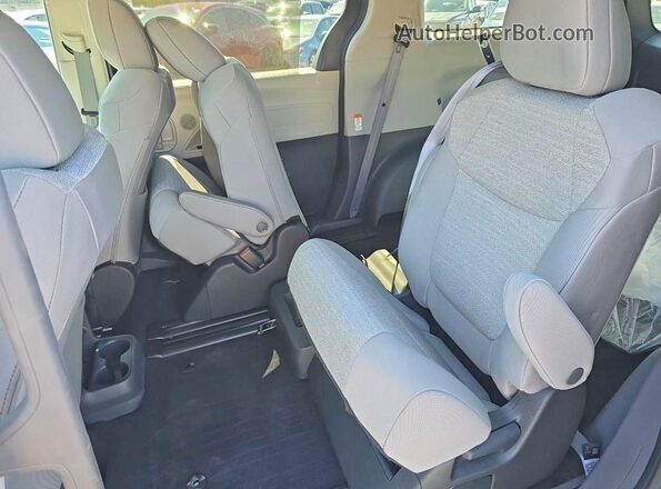 5TDKSKFC5RS136232 2024 TOYOTA SIENNA Blue Widok wnętrza z tyłu