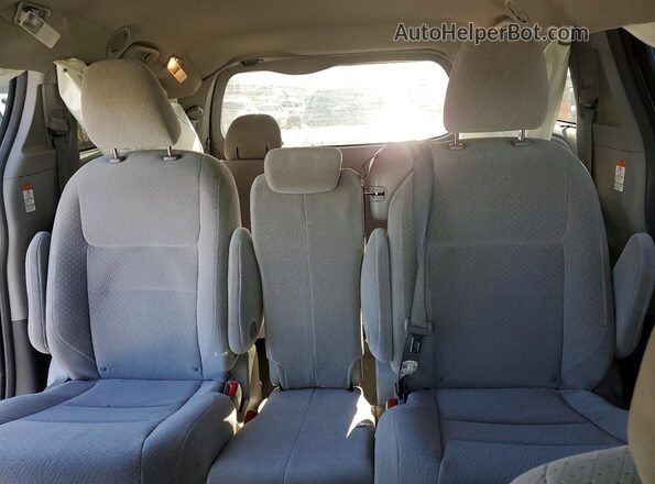 5TDKZ3DC0HS884518 2017 TOYOTA SIENNA Белый Вид задних сидений