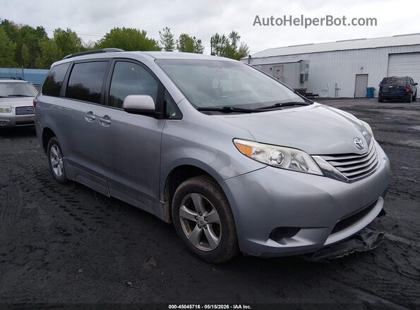 5TDKZ3DC1HS823792 2017 TOYOTA SIENNA Silver Przód prawy