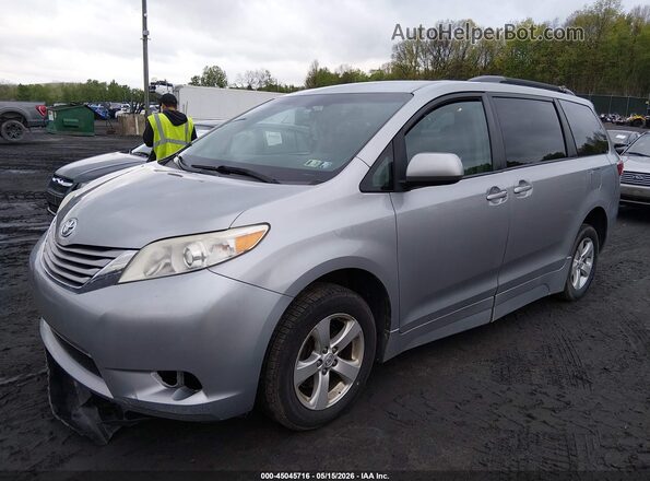 5TDKZ3DC1HS823792 2017 TOYOTA SIENNA Silver Przód lewy