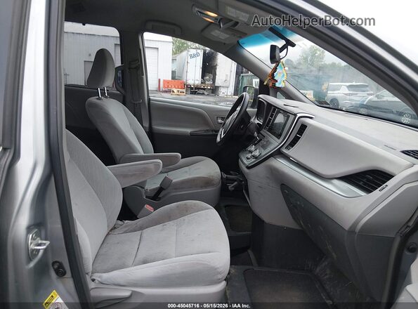 5TDKZ3DC1HS823792 2017 TOYOTA SIENNA Silver Widok wnętrza z przodu