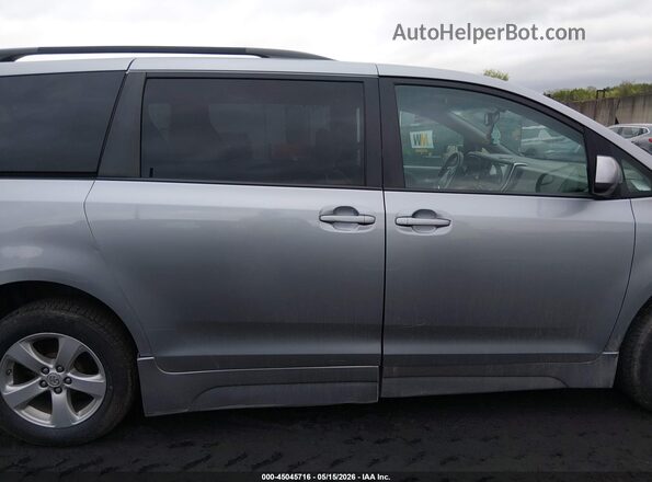 5TDKZ3DC1HS823792 2017 TOYOTA SIENNA Silver Widok wnętrza z tyłu