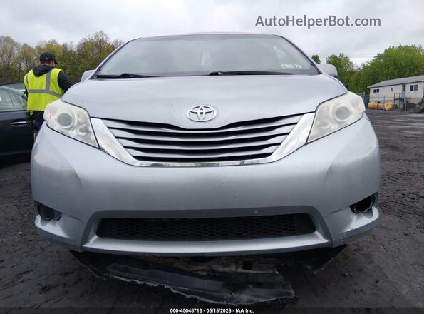 5TDKZ3DC1HS823792 2017 TOYOTA SIENNA Silver Widok z przodu