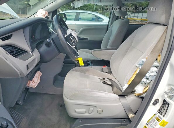 5TDKZ3DC3HS786227 2017 TOYOTA SIENNA Белый Вид салона спереди