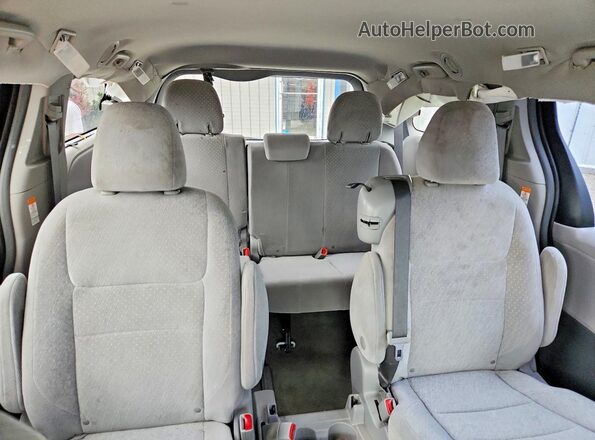 5TDKZ3DC4JS913380 2018 TOYOTA SIENNA White უკანა სავარძლების ხედი