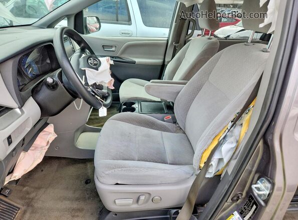 5TDKZ3DC5JS951426 2018 TOYOTA SIENNA Gray Widok wnętrza z przodu