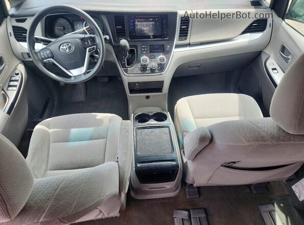 5TDKZ3DC7HS875654 2017 TOYOTA SIENNA Серебряный Вид панели приборов