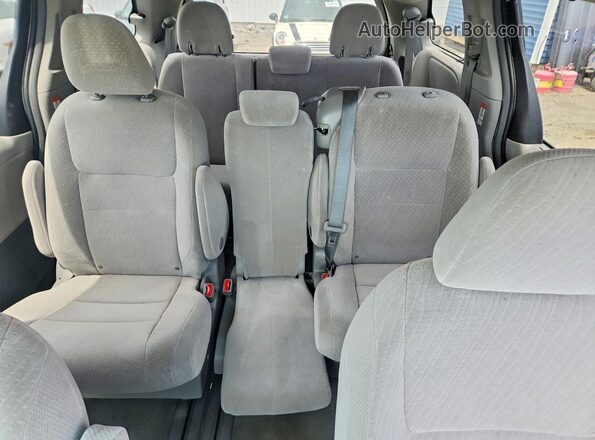 5TDKZ3DC7HS875654 2017 TOYOTA SIENNA Серебряный Вид задних сидений