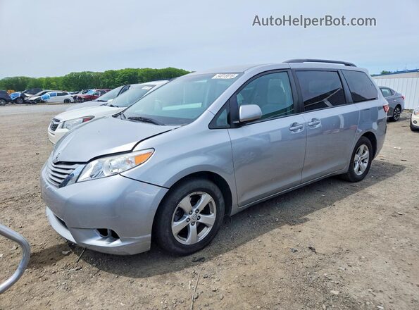 5TDKZ3DC7HS875654 2017 TOYOTA SIENNA Серебряный Передняя левая четверть