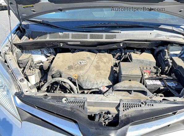 5TDKZ3DC7JS933686 2018 TOYOTA SIENNA Silver Vista interior delantera