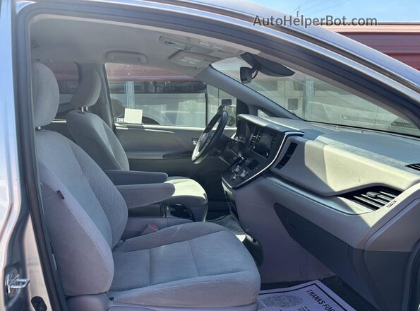 5TDKZ3DC7JS933686 2018 TOYOTA SIENNA Silver Vista frontal