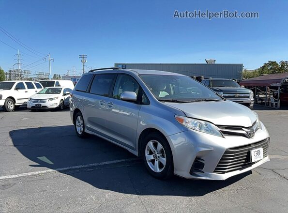 5TDKZ3DC7JS933686 2018 TOYOTA SIENNA Silver Vista tres cuartos delantera izquierda