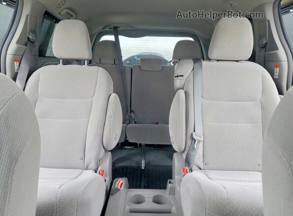 5TDKZ3DC9JS949839 2018 TOYOTA SIENNA Gray Widok tylnych siedzeń